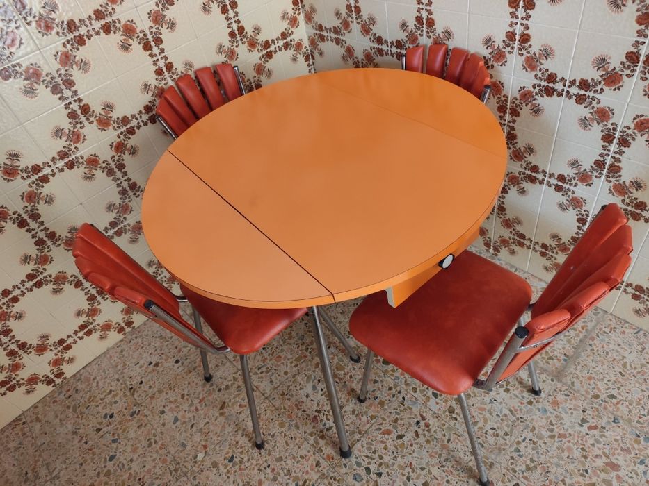 Mesa e cadeiras cor laranja