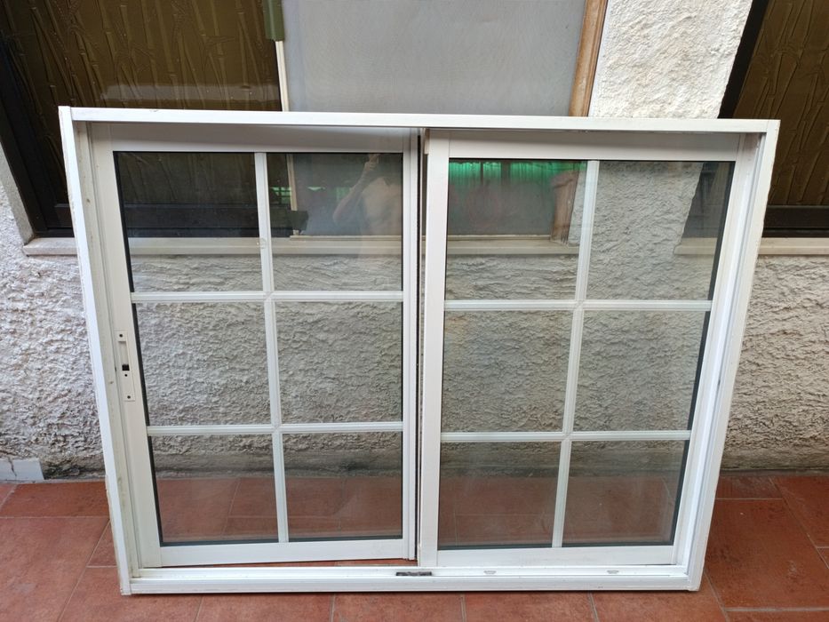 Portada alumínio castanho.