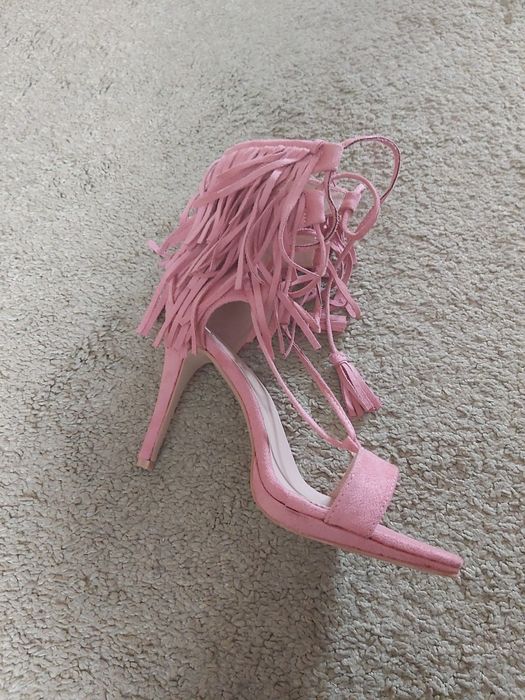 Sandały wiązane za kostkę