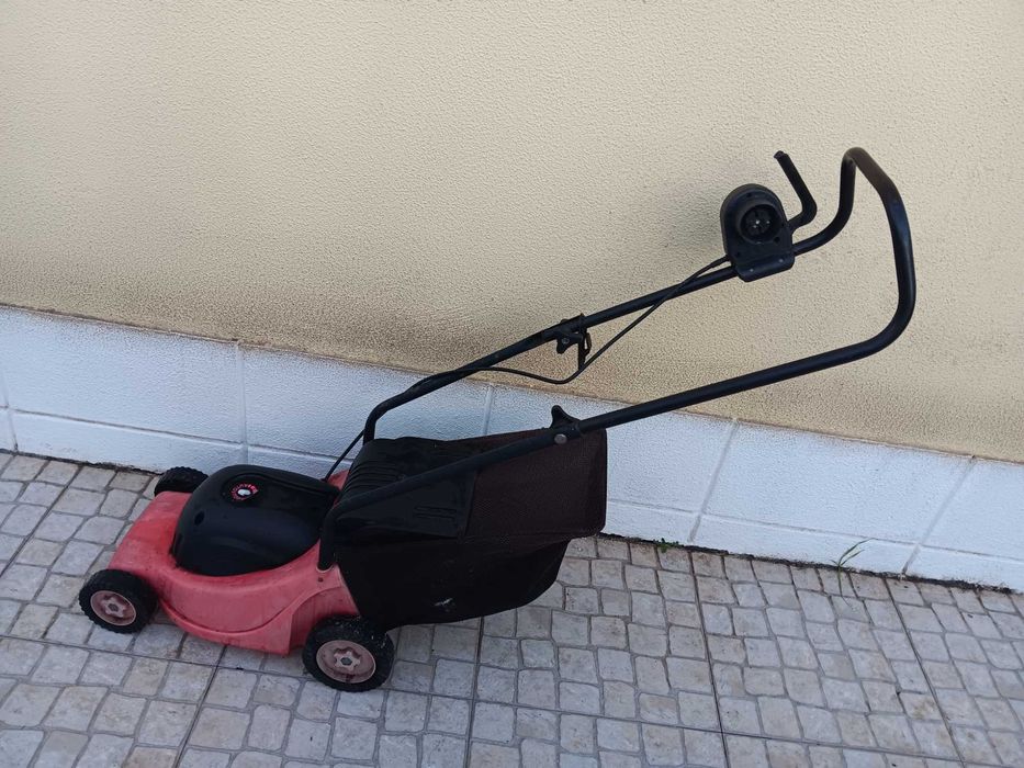 Máquina de cortar relva