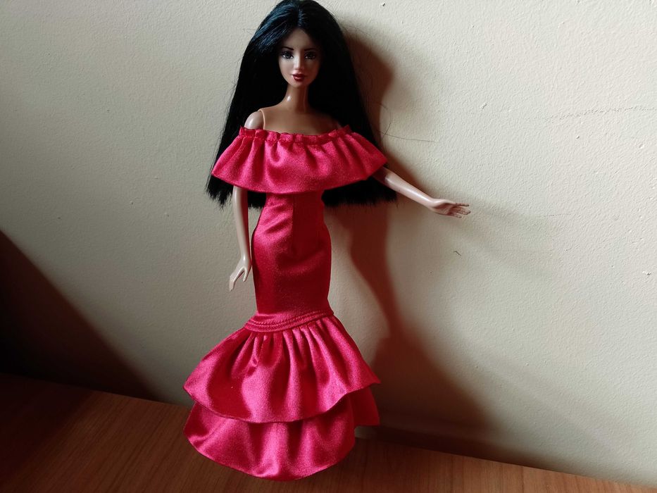 Czerwona sukienka hiszpanka dla lalki Barbie