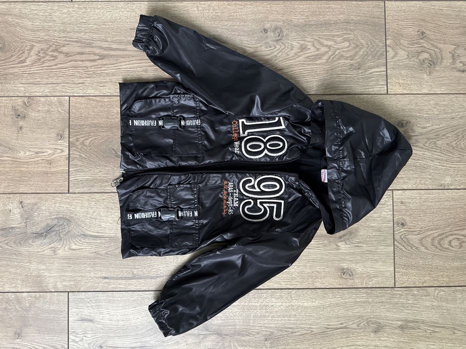 Легенька курточка104 р.гарний стан