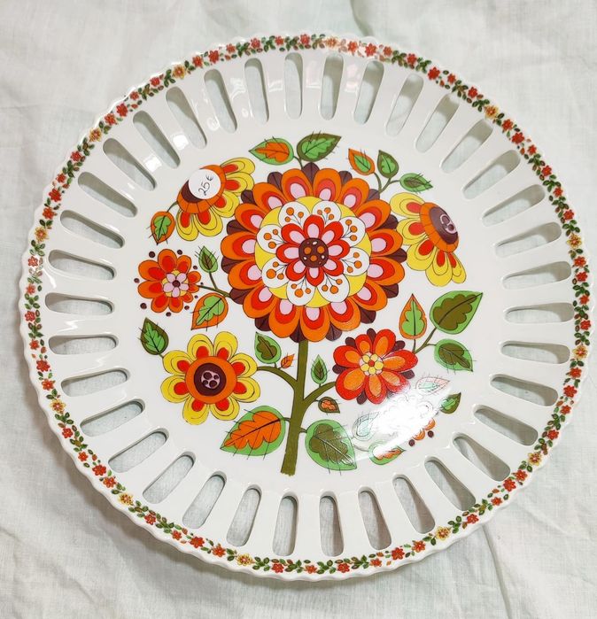 Pratos decorativos, antigos, porcelana, Brasil