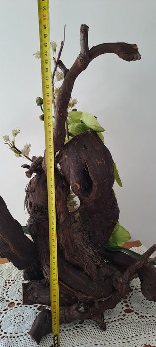 Arranjo floral, com orquídeas em tecido e troncos madeira , 50cm altur