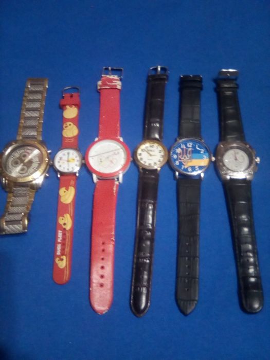 Одним лотом різні годинники.