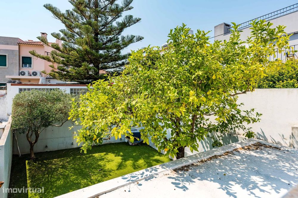 Moradia T2 Renovada com Jardim, Cave e Terraço | Viva o melhor de Belé
