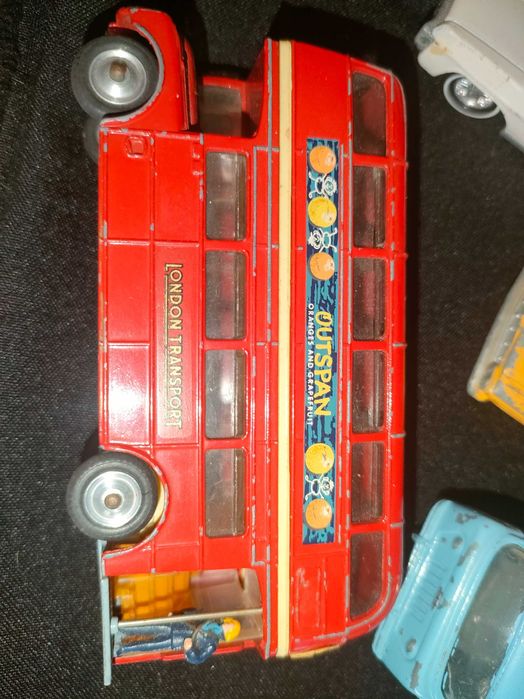 Autocarros Dinkys e Corgi