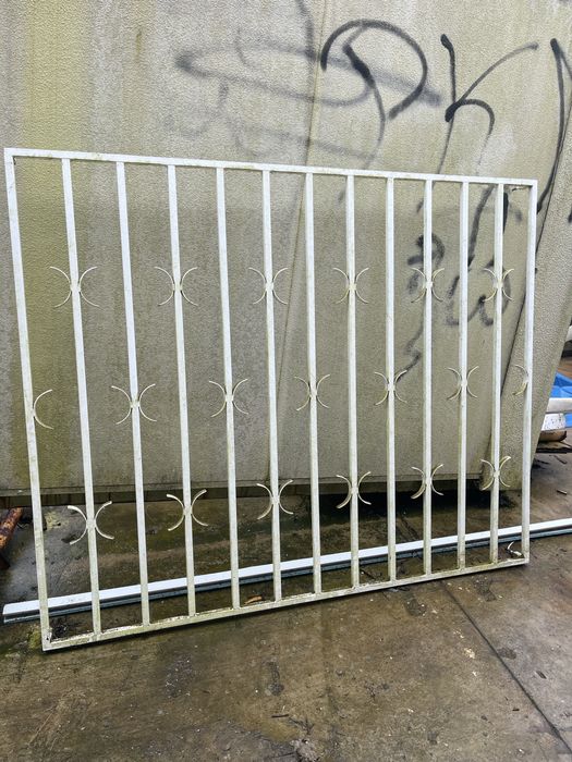 Grade para janela branca