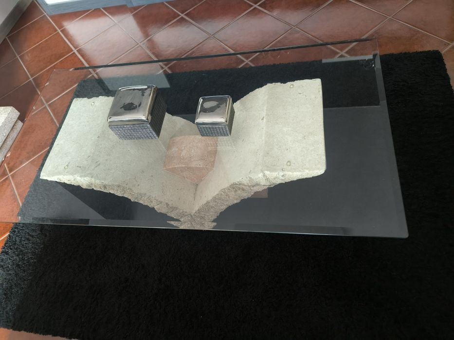 Mesa de centro em vidro com base em pedra