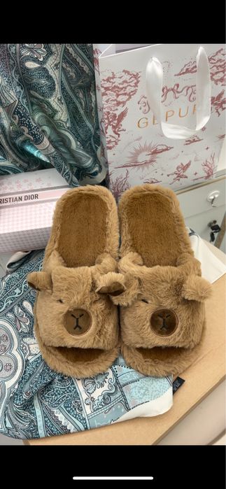 Капібари. Капці з капібарою. Тапки капібари. Шльопанці коричневі