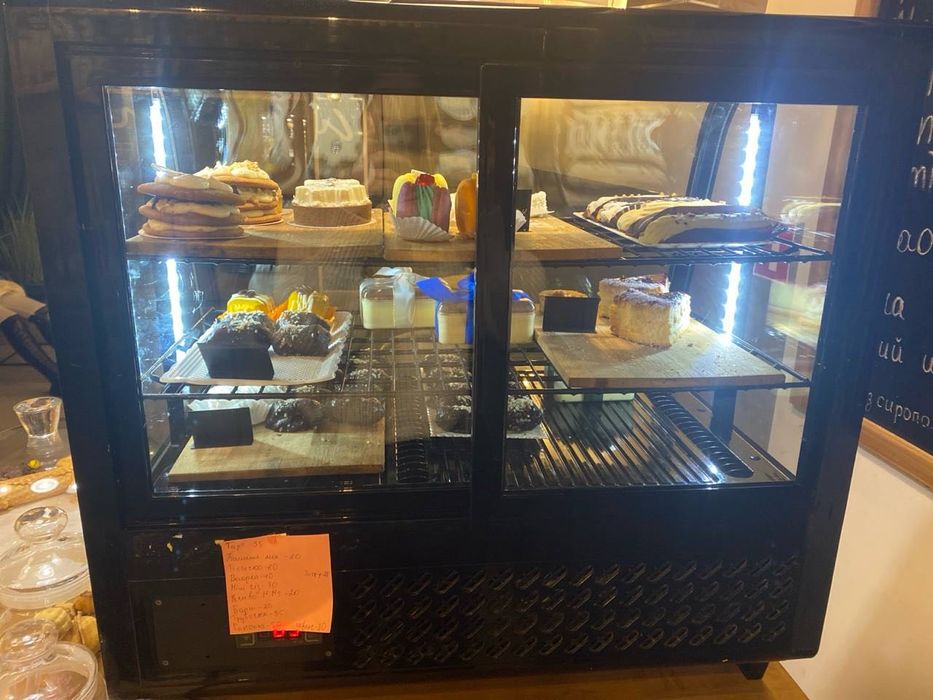 Холодильна вітрина для десертів