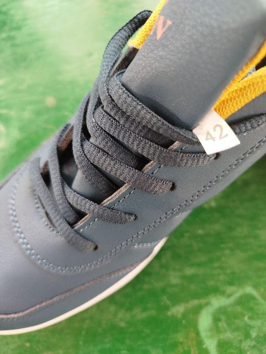 Продам нові чоловічі кросівки