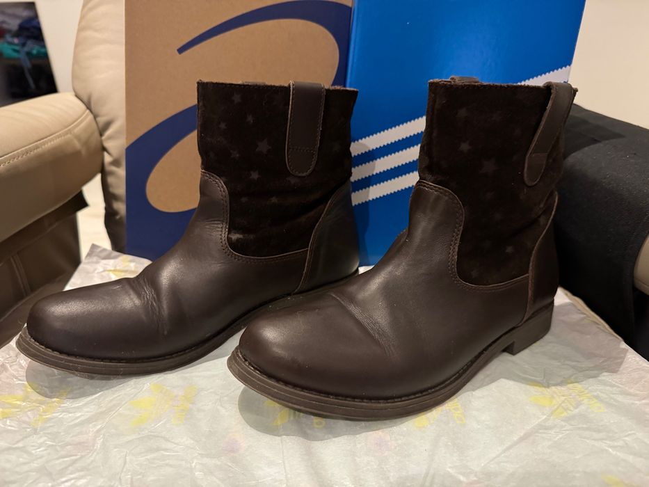 Botas de pele e camurça