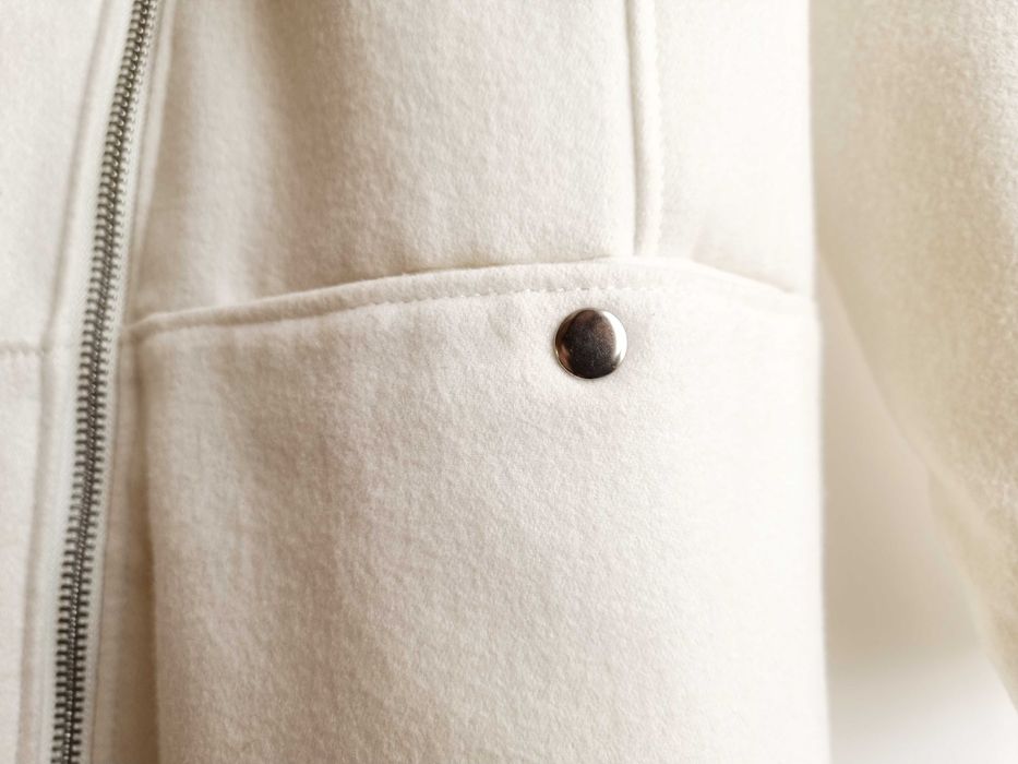 Casaco de senhora branco com gola de pêlo muito elegante