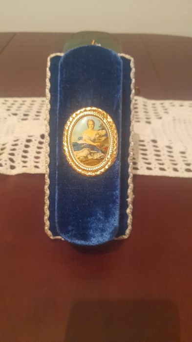 Lindíssima escova de limpar fatos muito antiga .