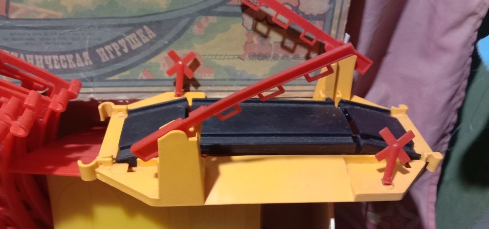 Железная дорога и вертолет В 84.