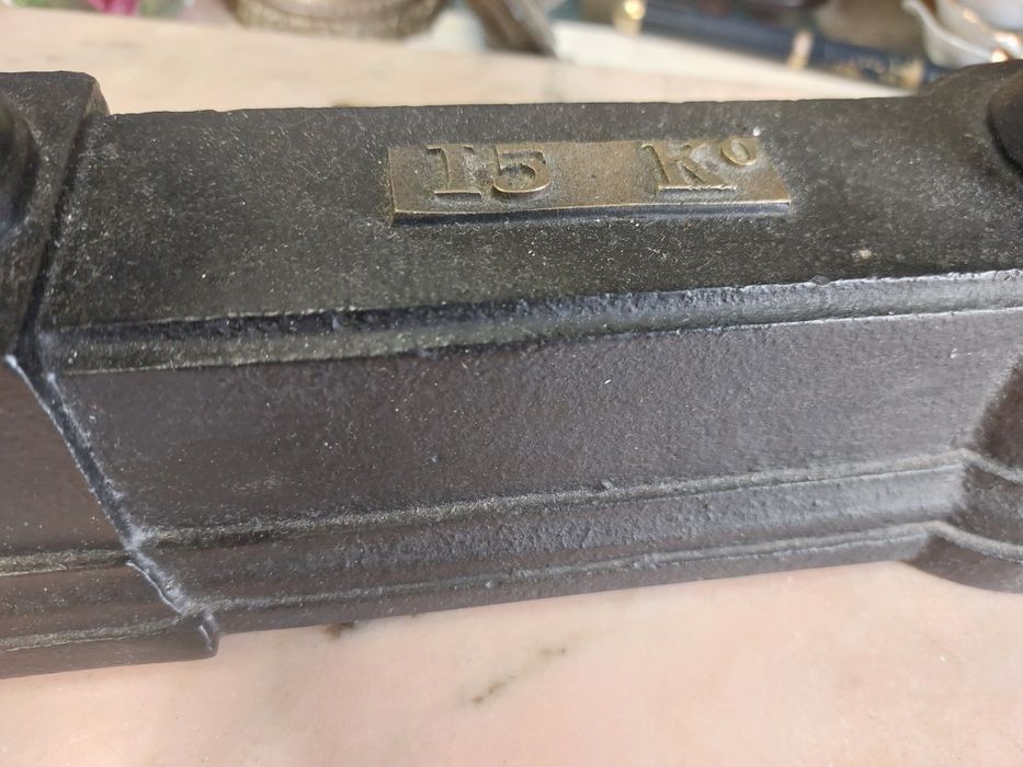 Antiga balança em ferro fundido e pratos em latão, 15kg