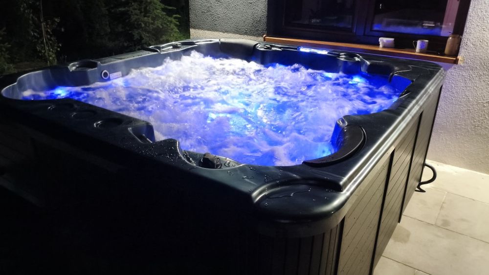 Ekskluzywne Jacuzzi 5 osobowe, 94 dysze, WIFI, Balboa, ostatnia sztuka biała.