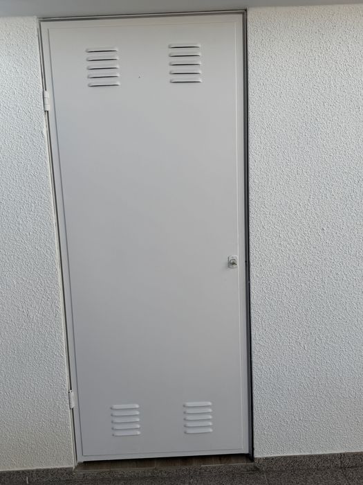 Portas de ferro como novas