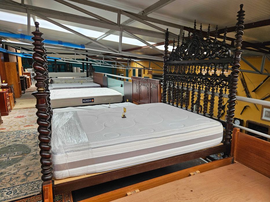 Cama antiga em madeira maciça de bilros com estrado e colchão -