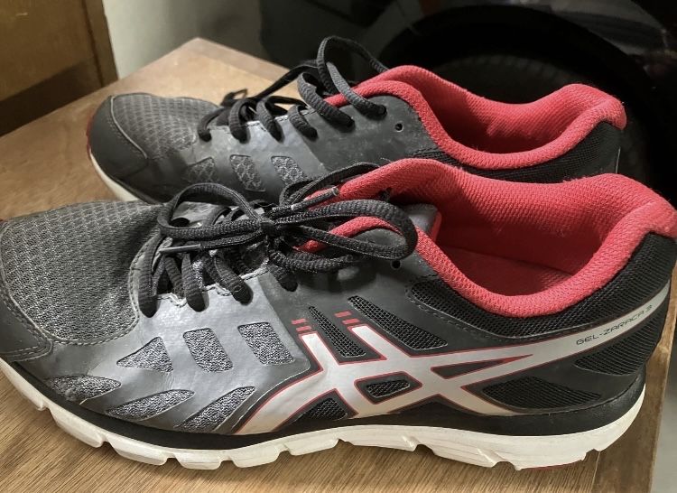 Tenis de marca Asis como novos