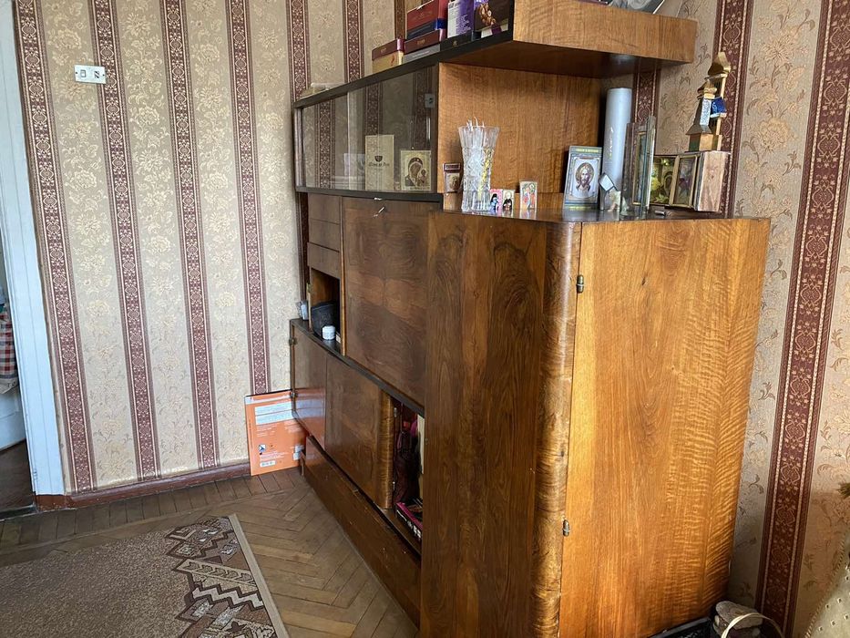 Продам антикварный шкаф