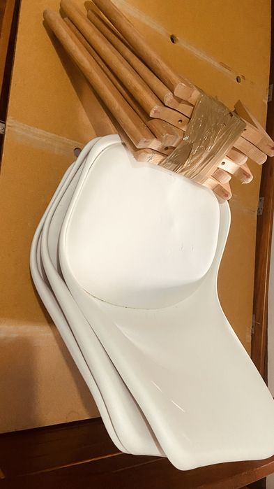 Cama e colchão e 3 cadeiras