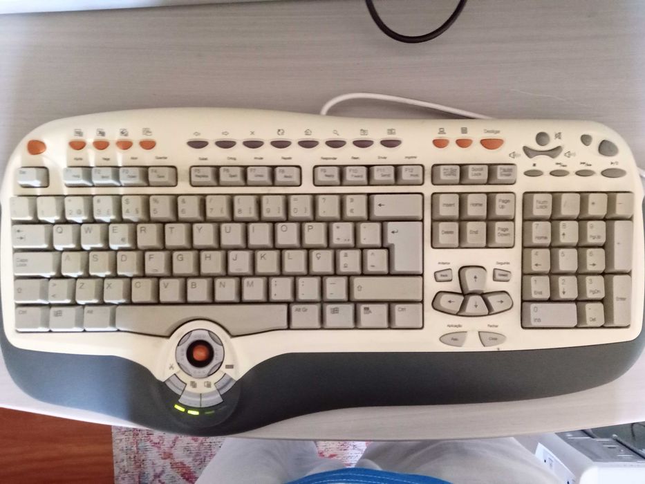 Computador Pentium IV vintage + monitor, acessórios