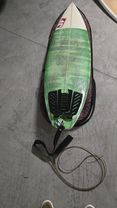 Pracha surf short board 6,4 32L, leash, capa