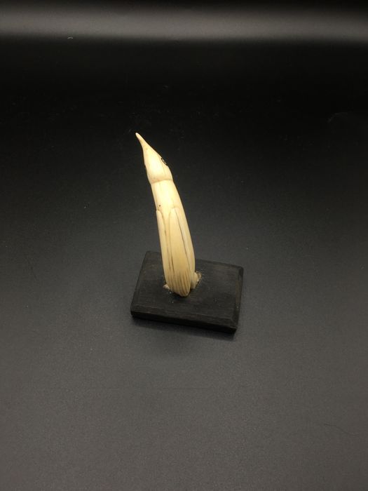 Escultura ave em material nobre