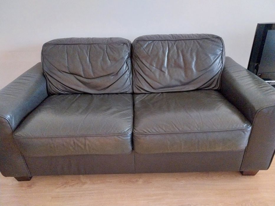 Sofa em pele castanha