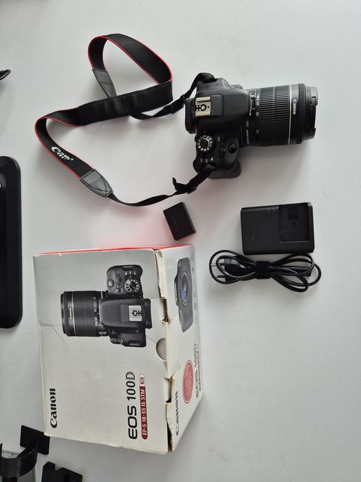 Canon 100D + obiektyw 18-55mm stan bardzo dobry.