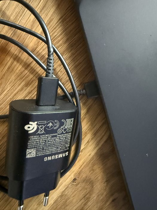 Samsung Wireless Charger Trio — бездротова зарядна станція