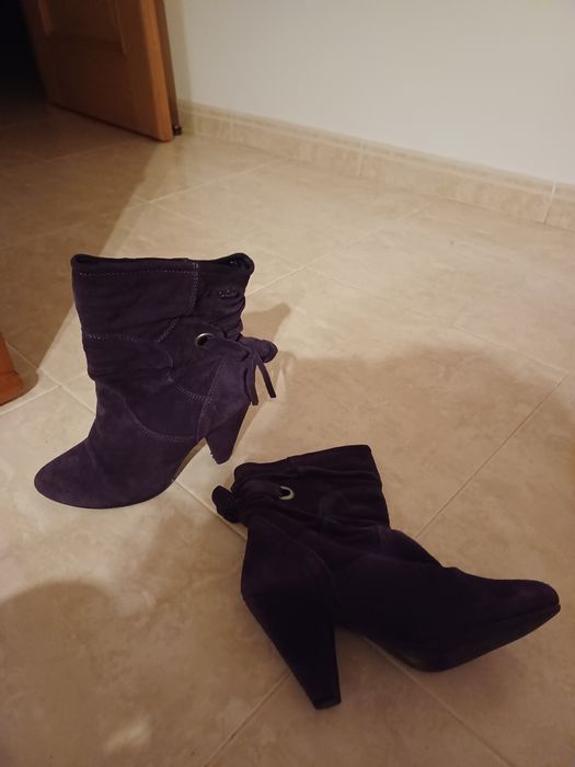 Botas roxas em camurça