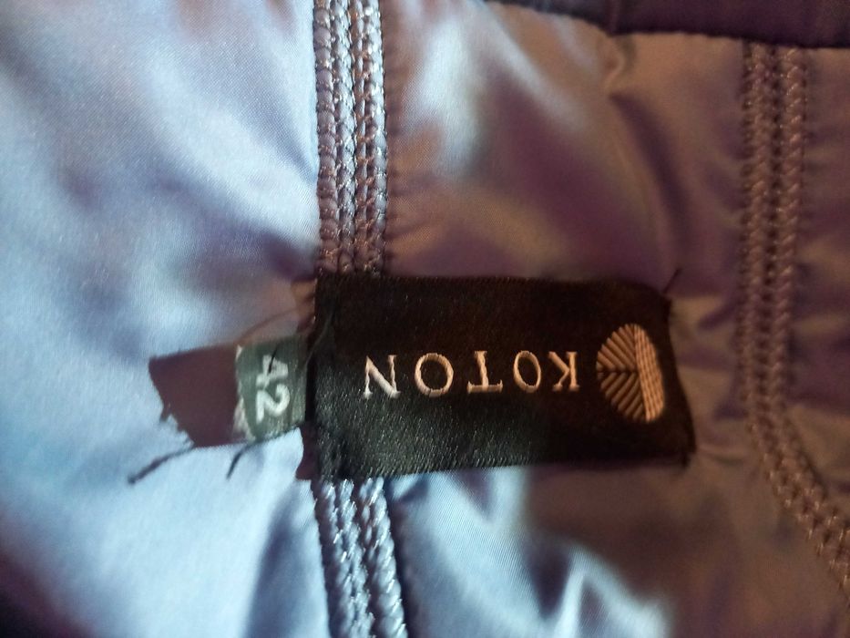 Ciepła lekka pikowana kurtka nr 42 z kapturem z futerkiem