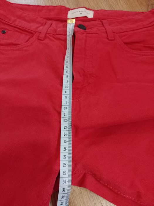 Czerwone spodnie z wysokim stanem jeans