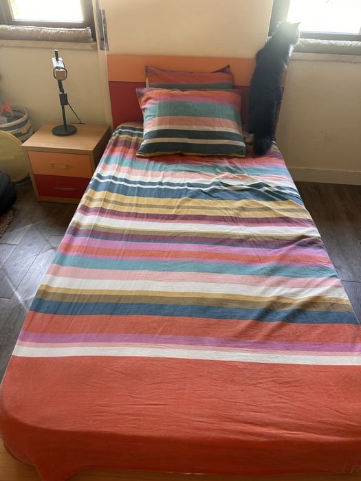 Mobilia de quarto de adolescente em muito bom estado