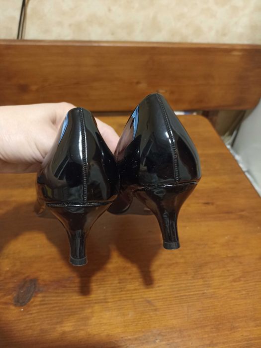 Весільні чорні лаковані туфлі човники кітен хіл 38 розмір 24 см