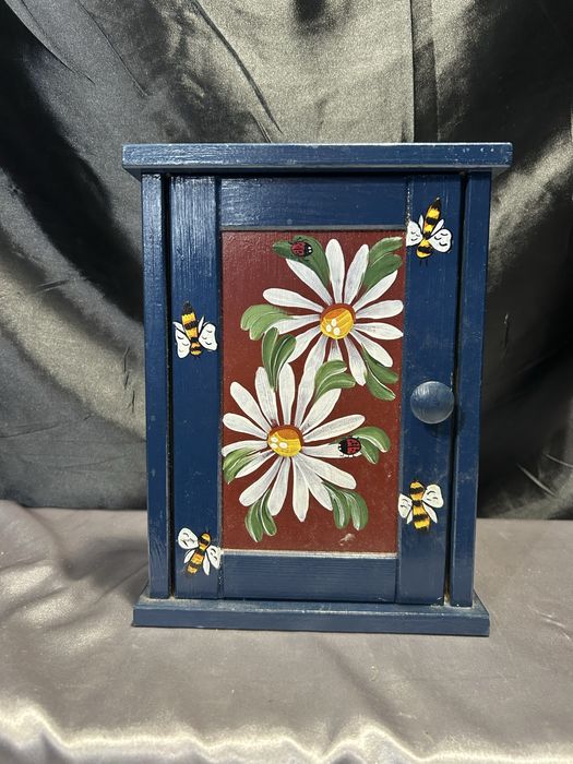 Skrzynka na Klucze Drewniana, Zamykana z Ręcznie Malowanymi Motywami