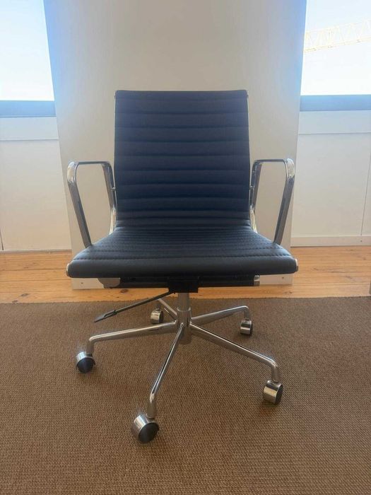 Cadeiras em pele Charles Eames