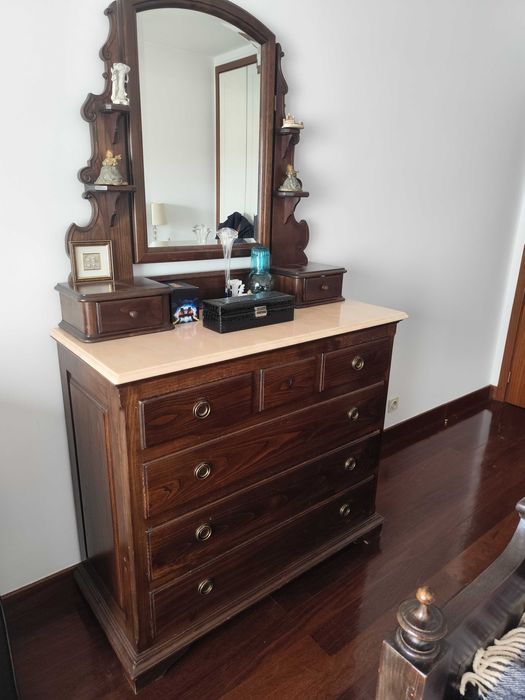 Mobília de Quarto em Castanho Maciço e Mármore