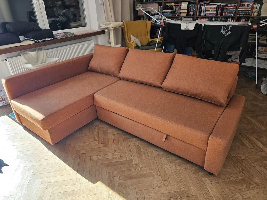 Narożnik z funkcją spania i trzema poduszkami (Ikea)