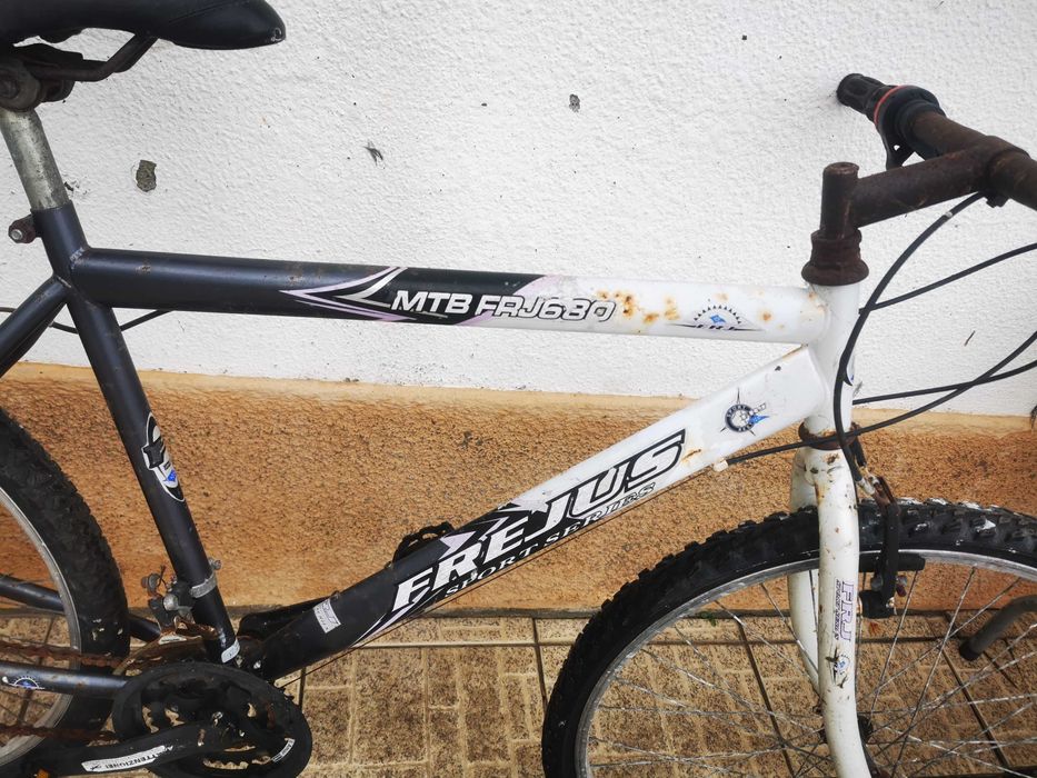 Bicicleta com bastante uso