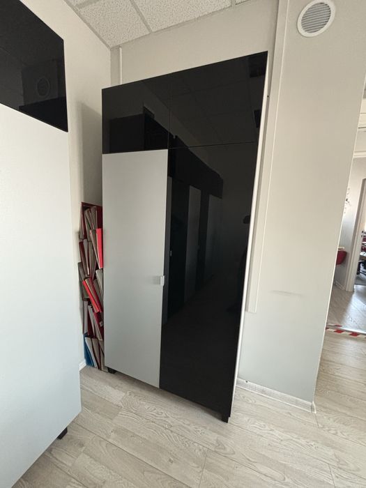 Szafa biurowa wolnostojąca.