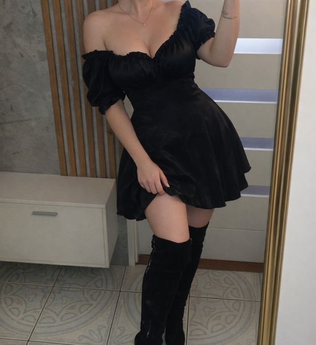 Czarna sukienka typu księżniczka