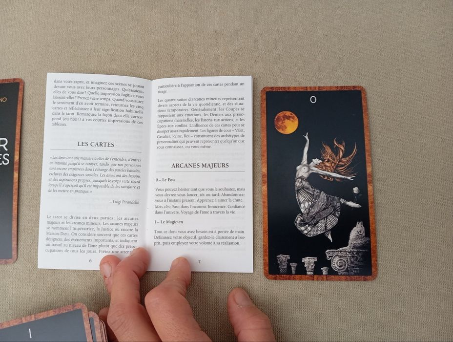 Tarot Dançando entre as sombras, Lo Scarabeo