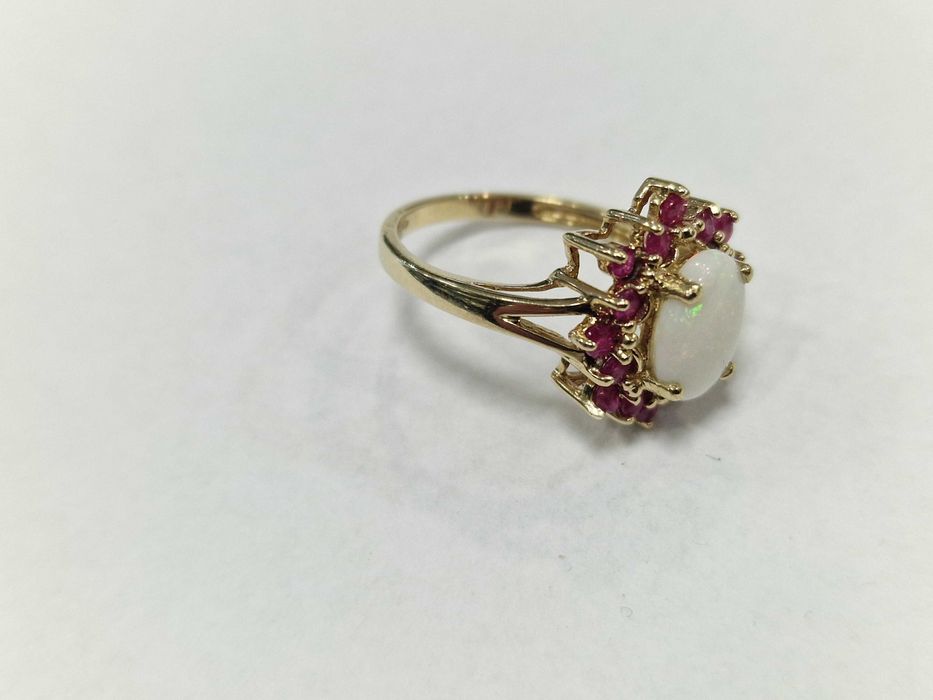 Złoty pierścionek/ 375/ 3.59 gram/ R16/ Opal 1.47 CT/ 16 rubinów/ CERT