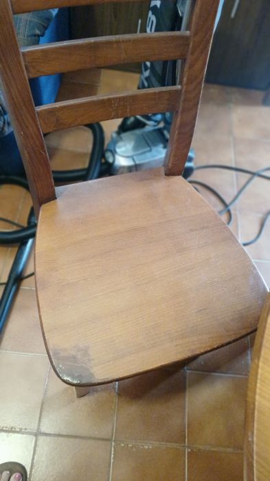 Mesa em madeira +4 cadeiras. A mesa abre, fica com um comprimento  maior