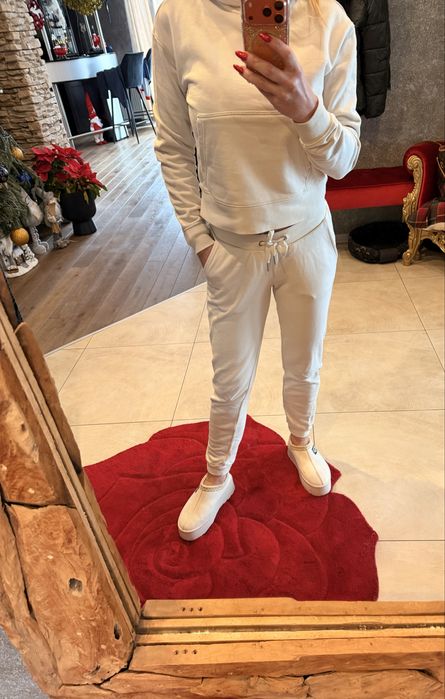 Damski dres Calvin Klein – styl i komfort w jednym