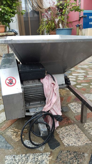 Trituradora de Uvas Elétrica em Inox